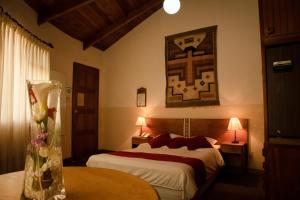 a hotel room with two beds and two lamps at Hotel Oberland in La Paz