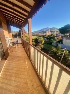 uma varanda de uma casa com vista para as montanhas em Très bel appartement les pieds dans l’eau em Appietto