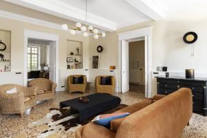sala de estar con sofá y sillas en Villa Catharissima, piscine privee, en Blomac