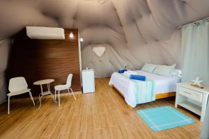 Postel nebo postele na pokoji v ubytování Hotel Don Bululo Camping Lodge + 20 fotografií