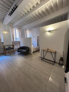 een woonkamer met een bank en een tafel bij Splendido Loft Centro Storico Parma in Parma