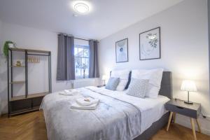 a bedroom with a large white bed and a window at CoView - Design Apartment - 2 Schlafzimmer - Küche - Highspeed Wlan in Dresden