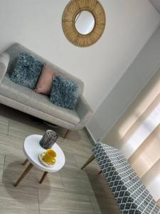 sala de estar con sofá y mesa en Apartamento completo en Pereira. en Pereira