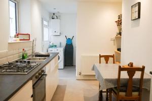 Majoituspaikan Brixham Ground Floor Apartment keittiö tai keittotila