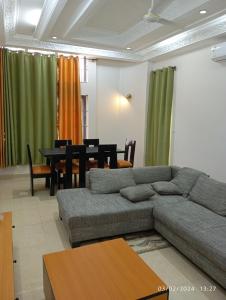 ein Wohnzimmer mit einem Sofa und einem Tisch in der Unterkunft Timba Deluxe in Cotonou
