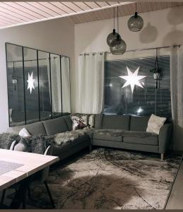 uma sala de estar com um sofá e estrelas na janela em Kulta Villa em Vuokatti