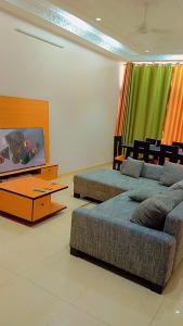sala de estar con 2 camas y sofá en Timba Deluxe en Cotonú