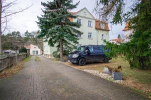 a car parked in front of a house at CoView - Design Apartment - 2 Schlafzimmer - Küche - Highspeed Wlan in Dresden