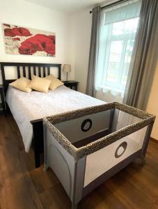1 dormitorio con 1 cama grande y un cajón en Cozy seaside park apartment en Liepāja