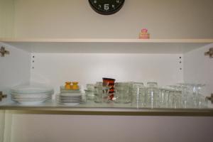 un estante con gafas y platos y un reloj en Studio Bacivers, en Prats-de-Mollo-la-Preste