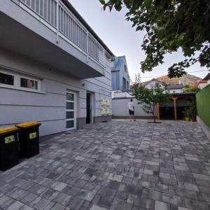 una persona está parada fuera de un edificio en Super Family/Office Apartment in Budaörs, en Budaörs