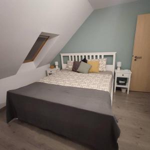 sypialnia z dużym łóżkiem na poddaszu w obiekcie Super Family/Office Apartment in Budaörs w mieście Budaörs