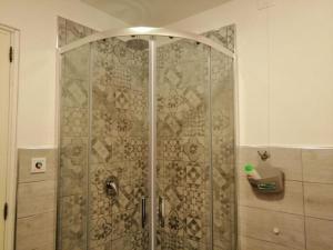una ducha con puerta de cristal en un baño en bb45 superior holiday's house CIR 19082053C204471, en Palermo 36 fotos más