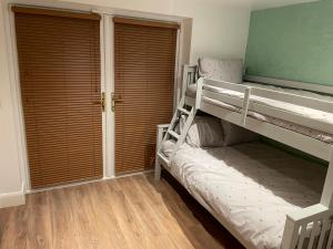 een kamer met 2 stapelbedden en een kast bij Country Retreat Near Emerald Park in Dunshaughlin