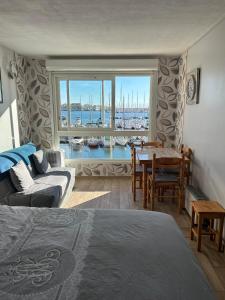 - un salon avec vue sur le port dans l'établissement Studio cosy climatisé vue sur port, au Cap d'Agde