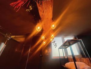 lampadario a braccio con luci appese a un soffitto di GRAND JNK Boutique Hotel a Kukës
