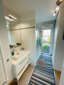 y baño con lavabo y espejo. en Chambre et salle de bain privée en Montpellier