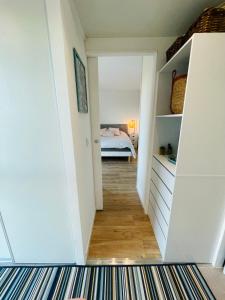 un pasillo con 1 cama en un dormitorio en Chambre et salle de bain privée en Montpellier