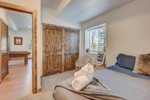Ένα ή περισσότερα κρεβάτια σε δωμάτιο στο Rustic cabin charm w/ hot tub, arcade basketball