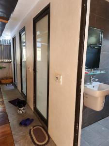 y baño con lavabo y espejo. en Hlup Homestay en Ha Giang