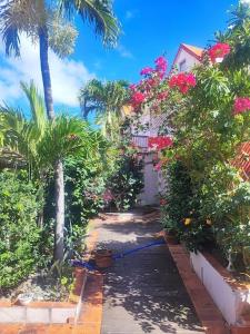 Κήπος έξω από το Petite case créole au calme. Salle d'eau.