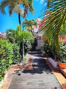 Κήπος έξω από το Petite case créole au calme. Salle d'eau.