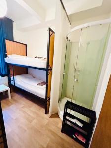 布拉格的住宿－Happy Hostel in centrum Prague，一间小房间,配有双层床和镜子