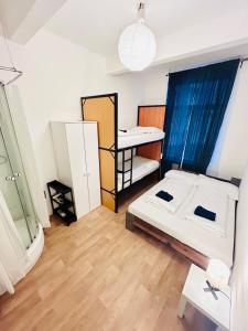 布拉格的住宿－Happy Hostel in centrum Prague，小房间设有两张床和一张书桌