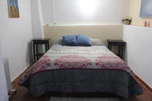 Bett in einem Zimmer mit zwei Endtischen in der Unterkunft Apartamento entero en la montaña in El Pont de Vilomara