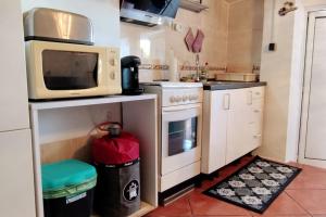 eine Küche mit einer Mikrowelle und einem Herd in der Unterkunft Apartamento entero en la montaña in El Pont de Vilomara