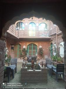 un edificio con una fuente frente a un edificio en Shangri-La The Heritage Haveli en Jodhpur