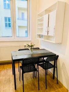 布拉格的住宿－Happy Hostel in centrum Prague，一间用餐室,配有黑色的桌子和椅子