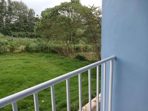einen Balkon mit Blick auf einen Hof in der Unterkunft J's Nest in Kericho