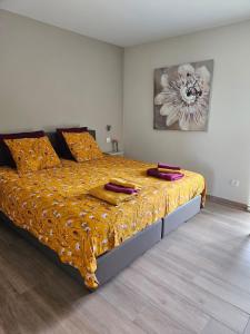 um quarto com uma cama grande e um edredão amarelo em Landhuis Soetendaele em Wervik