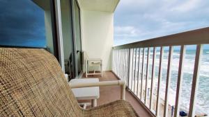 Sunkissed-Modern Oceanfront Condo Daytona Beach في دايتونا بيتش: شرفة مطلة على المحيط +18 صورة