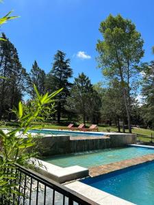 - une piscine avec des chaises dans un parc dans l'établissement La Posta del Jesuita, à Villa Los Aromos