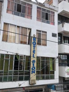 un edificio con un cartello sul lato di Hotel SION a Pitalito