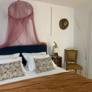 Postel nebo postele na pokoji v ubytování Lucky Suites
