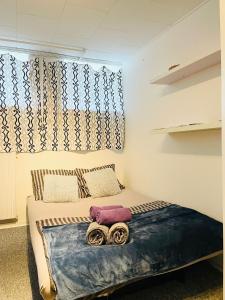 1 dormitorio con 1 cama con 2 mantas en Scandinavian Apartment Hotel - Tobaksgården Budget - 2 room apartment, en Horsens