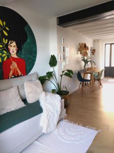een woonkamer met een bank en een schilderij aan de muur bij A l'Ombre de la Dame in Cucuron