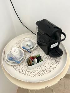 uma mesa com cafeteira e cafeteira em Il trullo di simona em Locorotondo