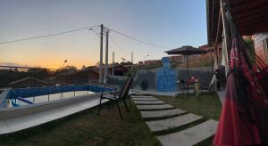 une cour avec une piscine, une table et des chaises dans l'établissement Casa condomínio, à Mairinque