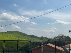 - une vue sur une colline verdoyante au loin dans l'établissement Casa condomínio, à Mairinque