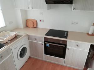 uma cozinha com uma máquina de lavar e secar roupa num balcão em 1 Bed Bognor Apartment 300 yrds from beach em Bognor Regis