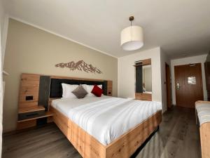 Postel nebo postele na pokoji v ubytování Hotel Rododendro Val di Fassa