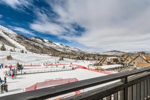 - une vue sur une station de ski dans la neige dans l'établissement Village Loft Escape 35 Ski-In Ski-Out at Park City Mountain condo, à Park City