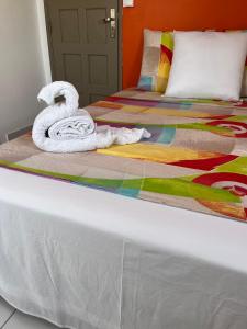 Dos camas con toallas encima. en Republique Lounge en Fort-de-France