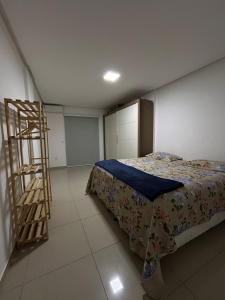 1 dormitorio con cama y escalera de madera en Estadia Fox en Lençóis