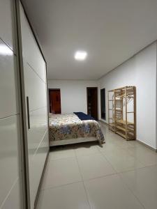 een slaapkamer met een bed in het midden van een kamer bij Estadia Fox in Lençóis