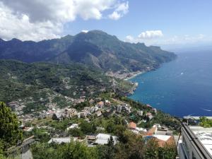 une ville sur une colline à côté de l'océan dans l'établissement Suite dei Principati, à Salerne